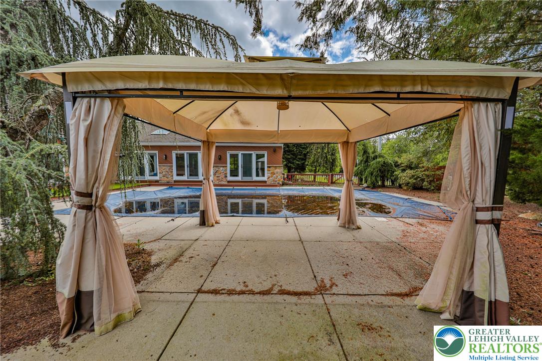 1015 Honeysuckle Road