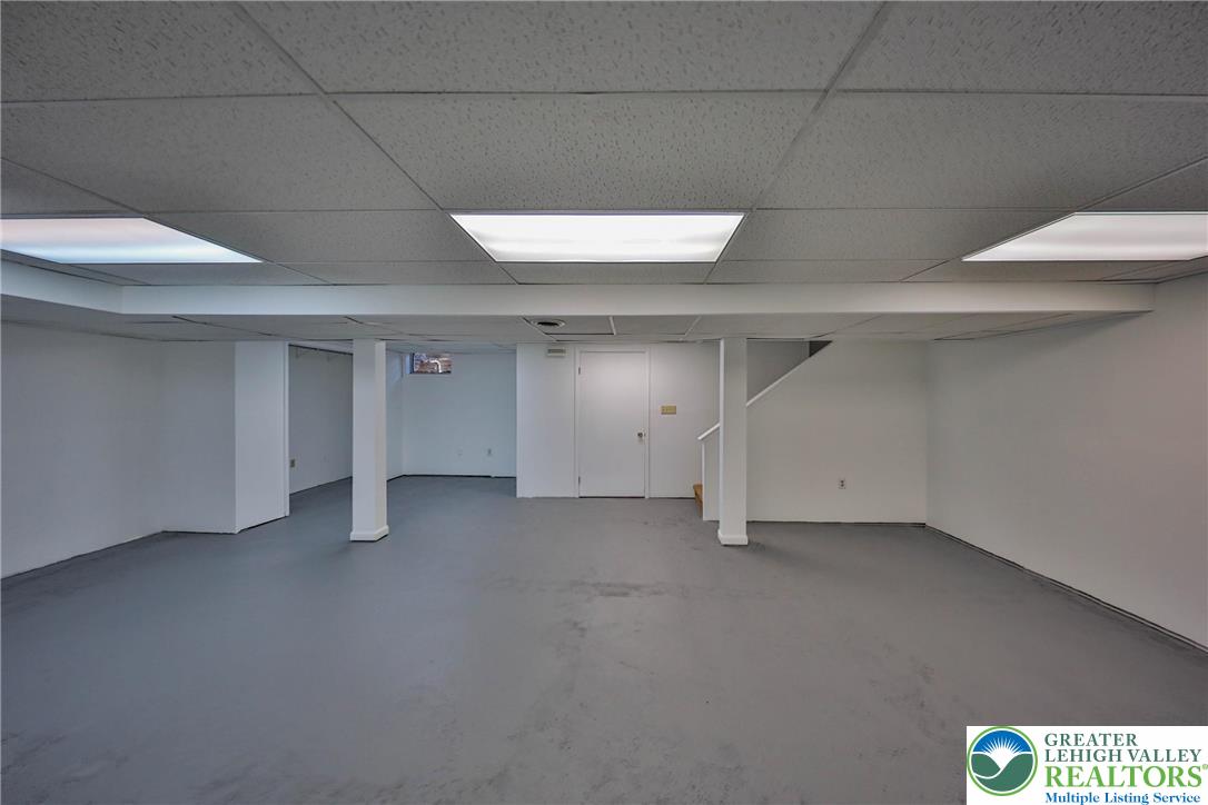 1015 Honeysuckle Road