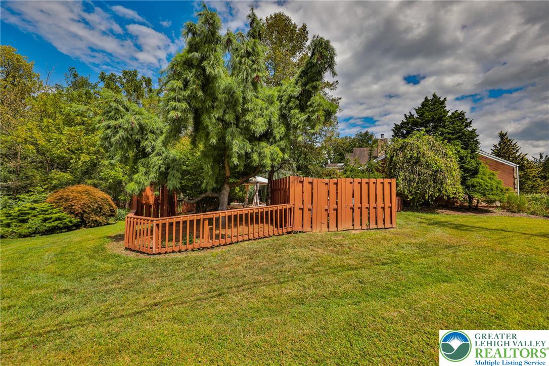 1015 Honeysuckle Road