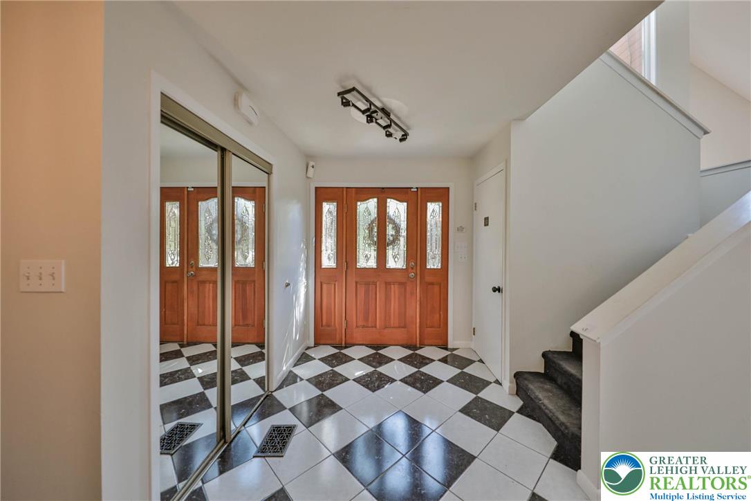 1015 Honeysuckle Road