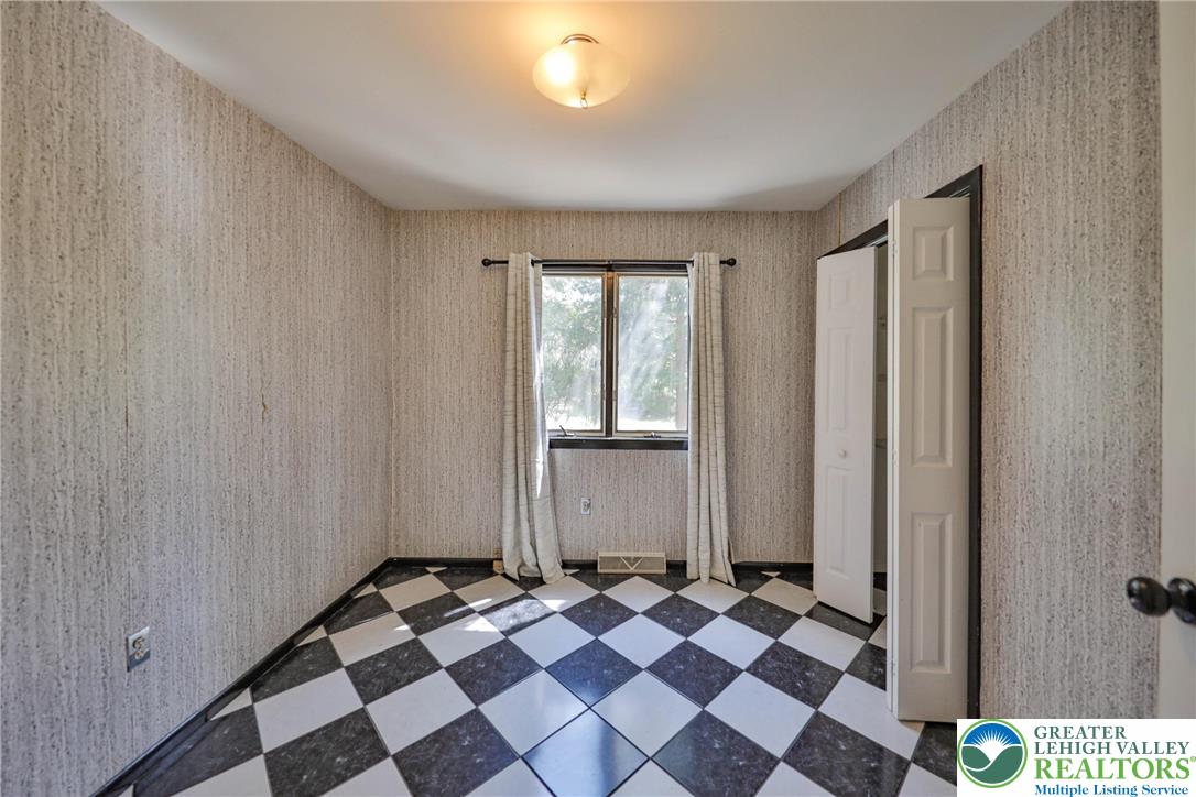 1015 Honeysuckle Road