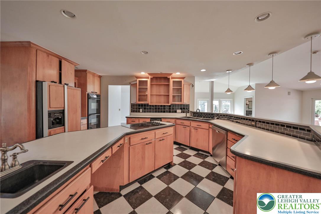 1015 Honeysuckle Road