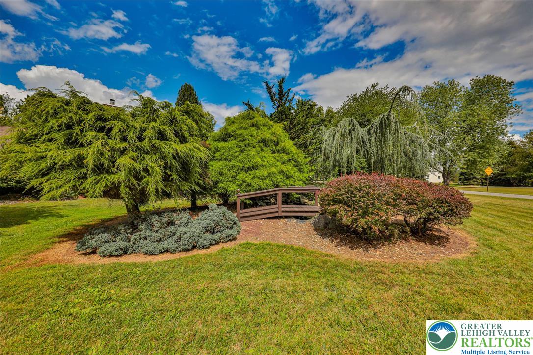 1015 Honeysuckle Road