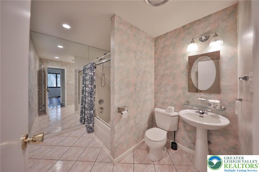 1015 Honeysuckle Road