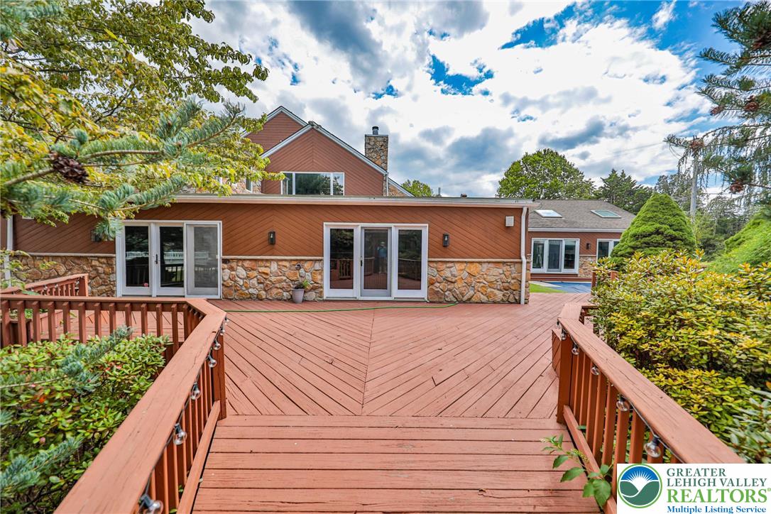 1015 Honeysuckle Road