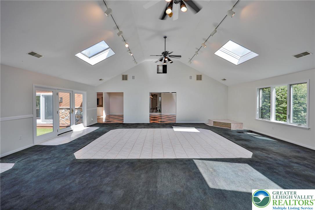 1015 Honeysuckle Road