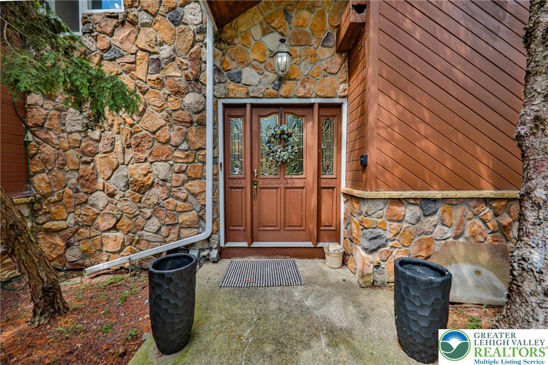 1015 Honeysuckle Road