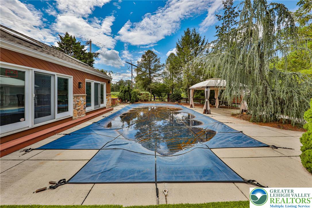 1015 Honeysuckle Road