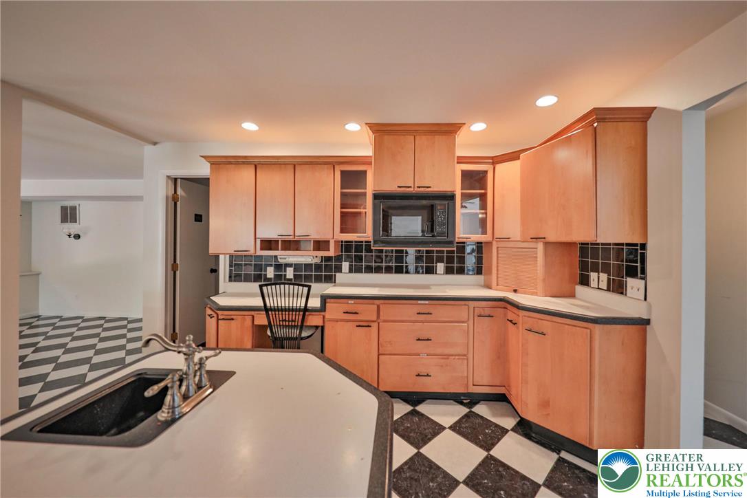 1015 Honeysuckle Road