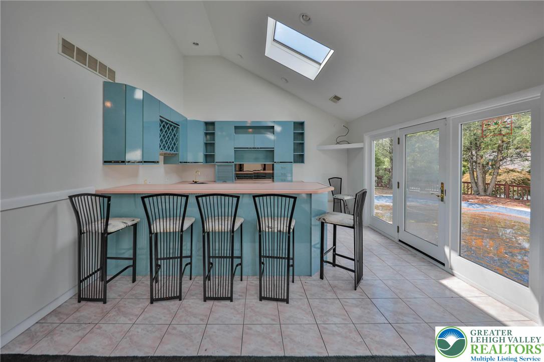 1015 Honeysuckle Road