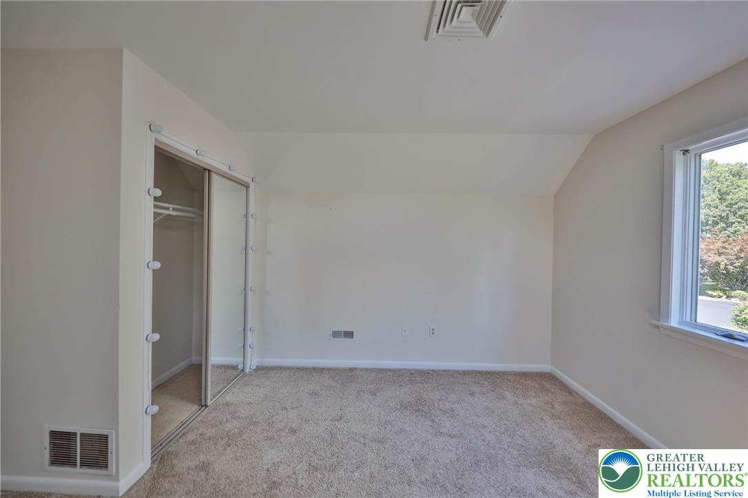 1015 Honeysuckle Road