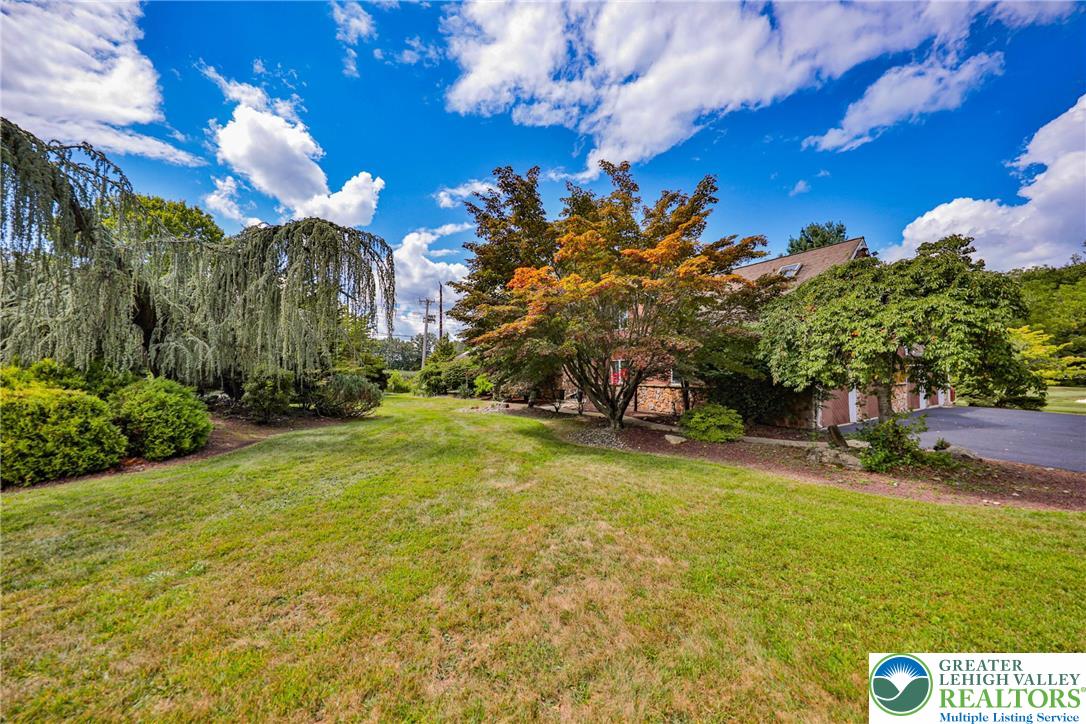 1015 Honeysuckle Road