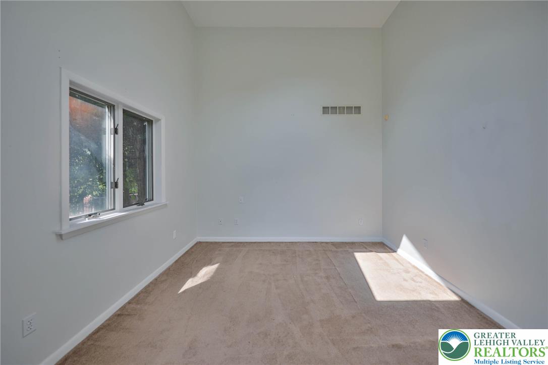 1015 Honeysuckle Road