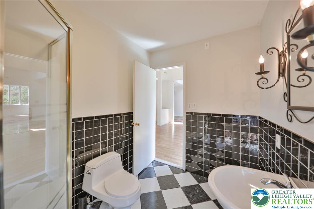 1015 Honeysuckle Road