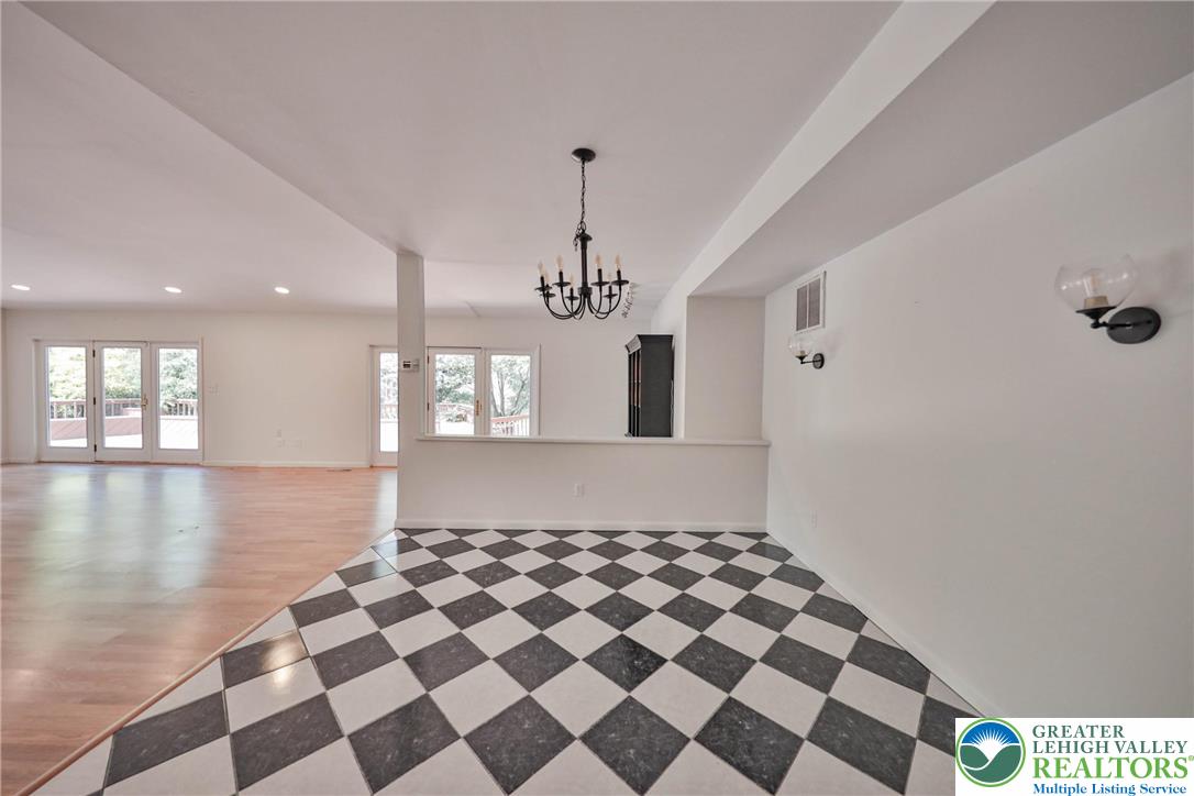 1015 Honeysuckle Road