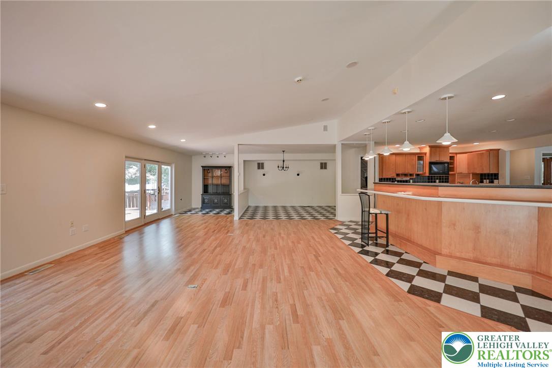 1015 Honeysuckle Road