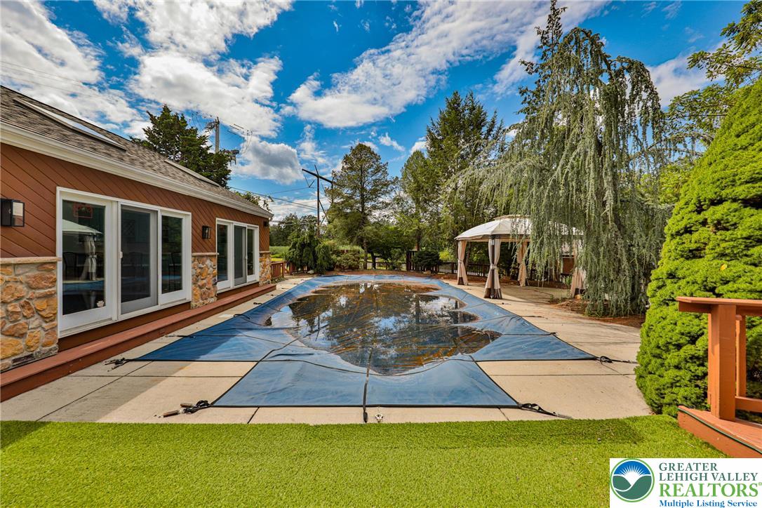 1015 Honeysuckle Road