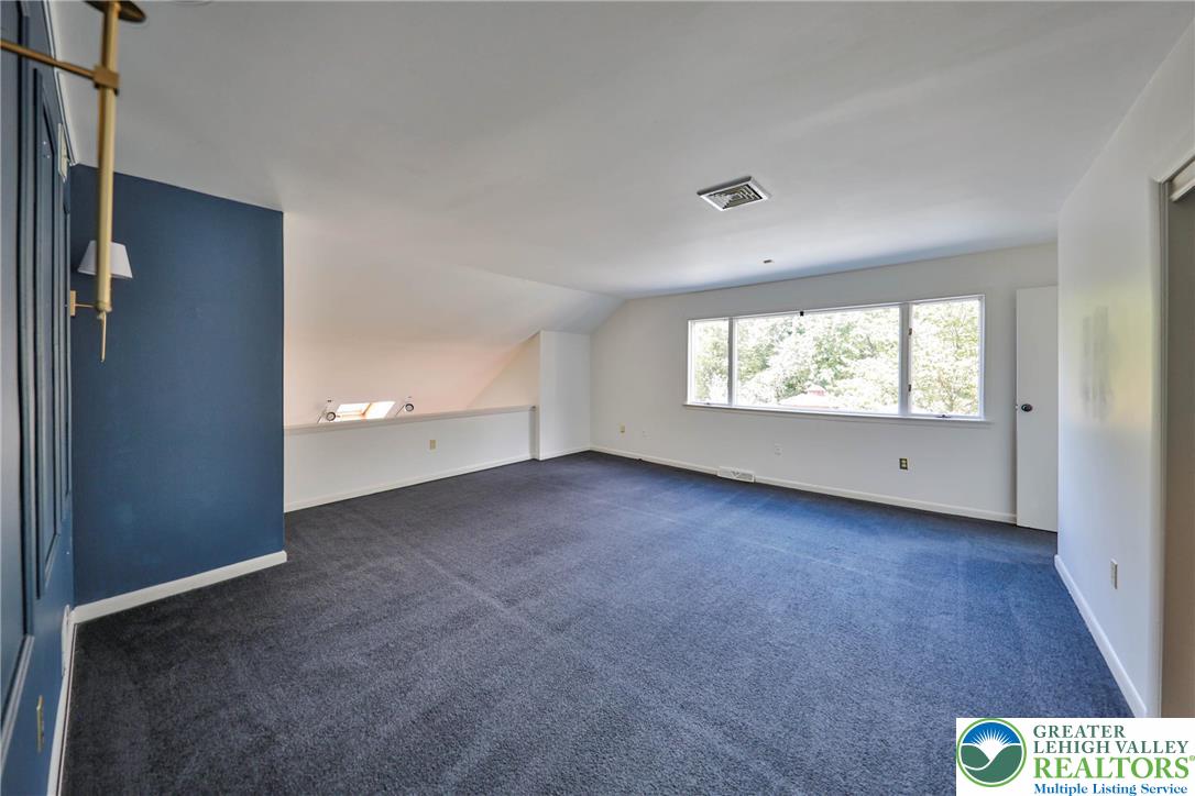 1015 Honeysuckle Road