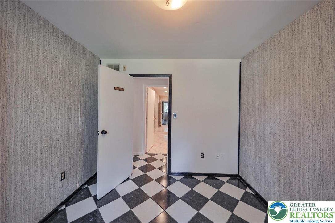 1015 Honeysuckle Road