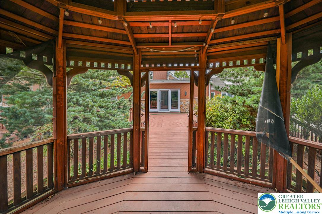 1015 Honeysuckle Road