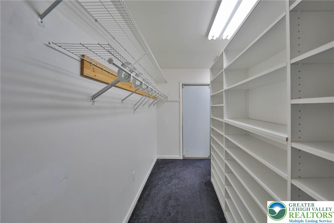 1015 Honeysuckle Road