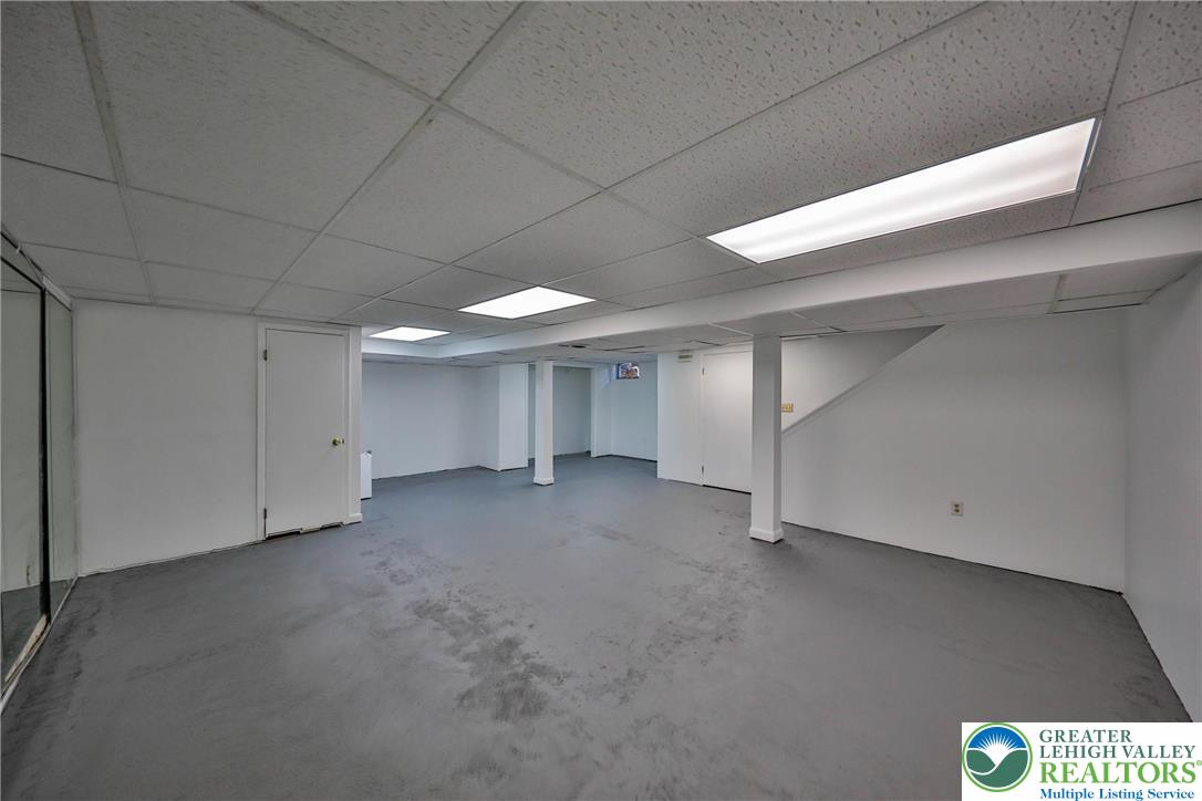 1015 Honeysuckle Road