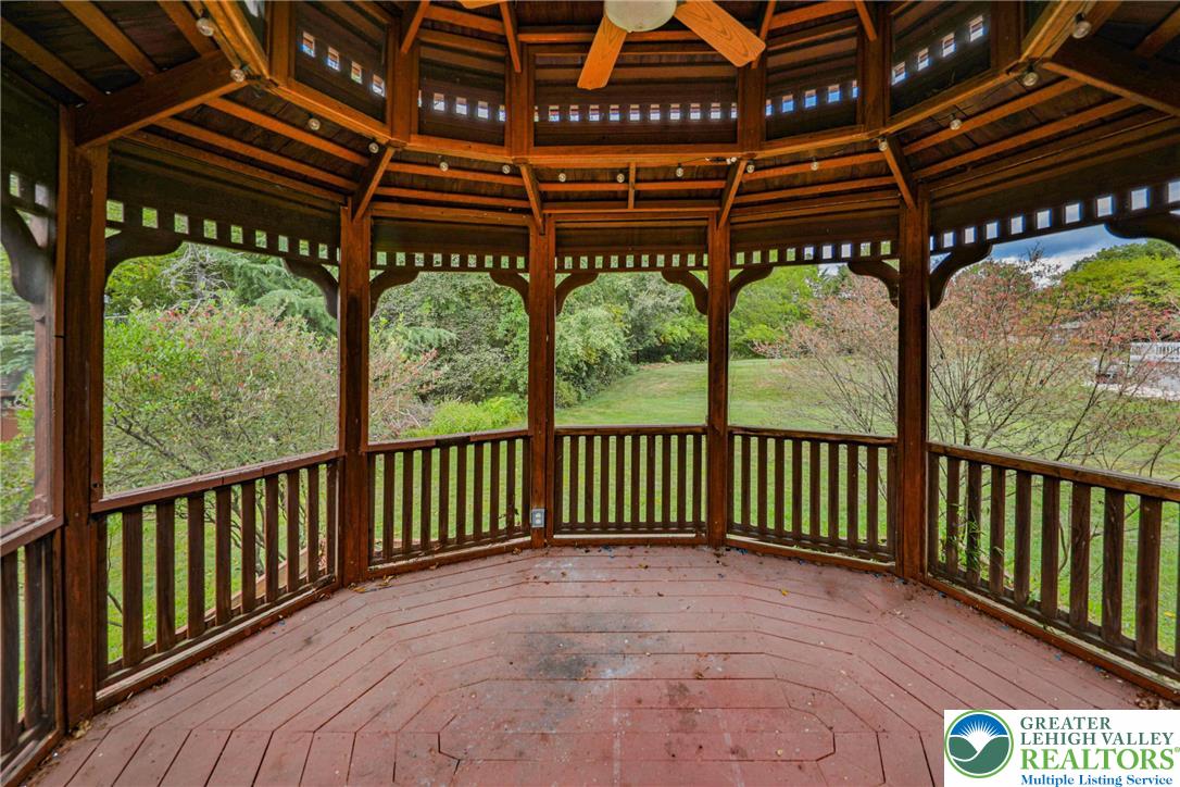 1015 Honeysuckle Road