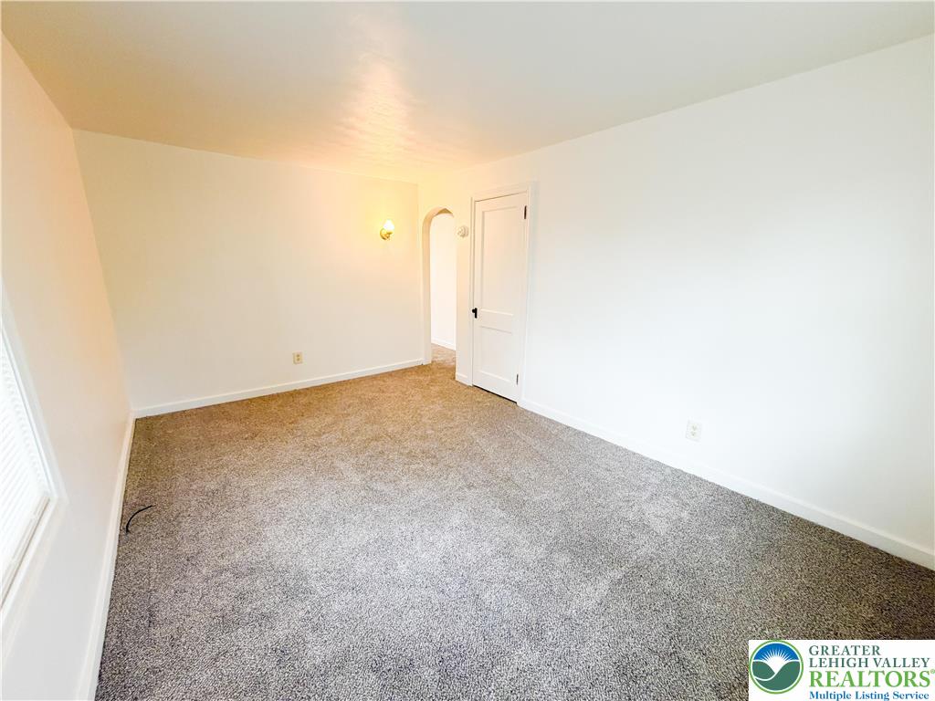 17 Mahoning Drive East