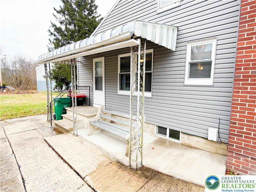 17 Mahoning Drive East