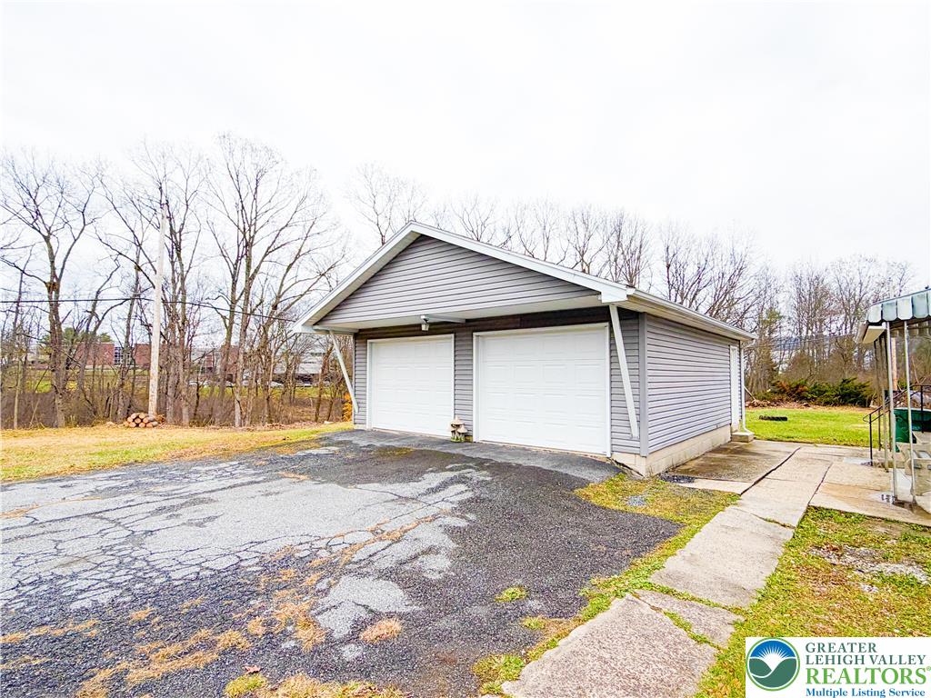 17 Mahoning Drive East