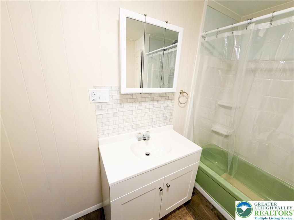 17 Mahoning Drive East