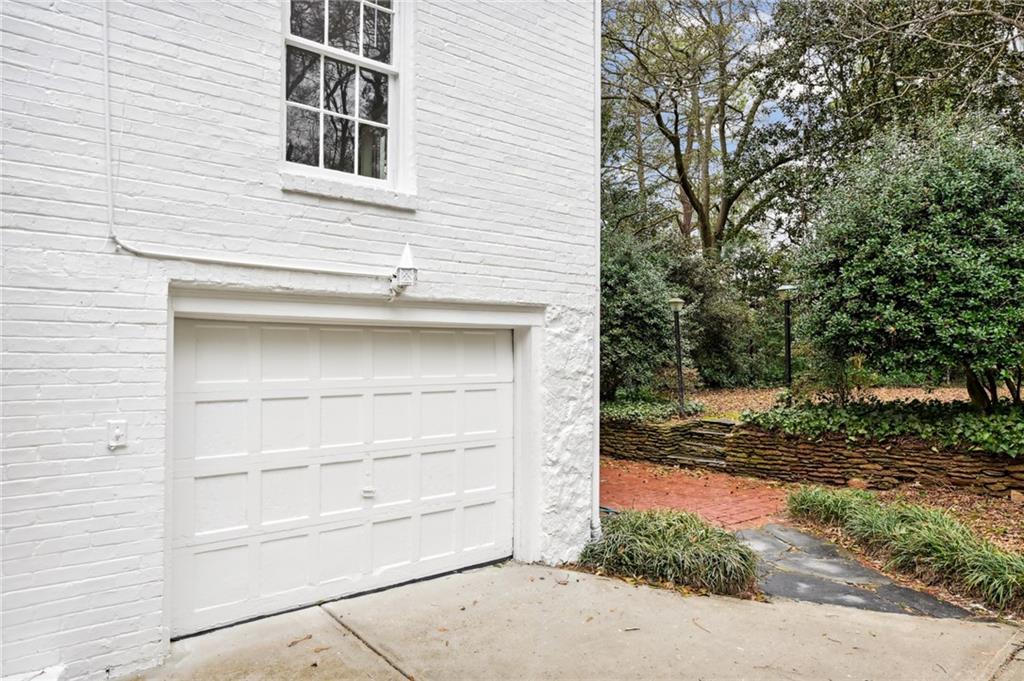 2878 N Hills Drive NE