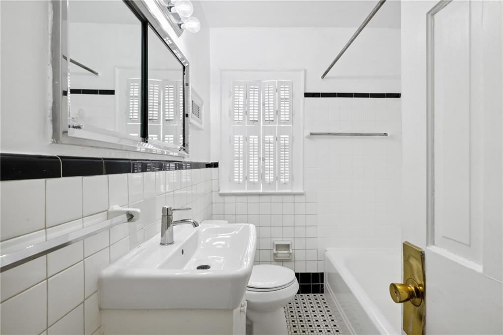 2878 N Hills Drive NE