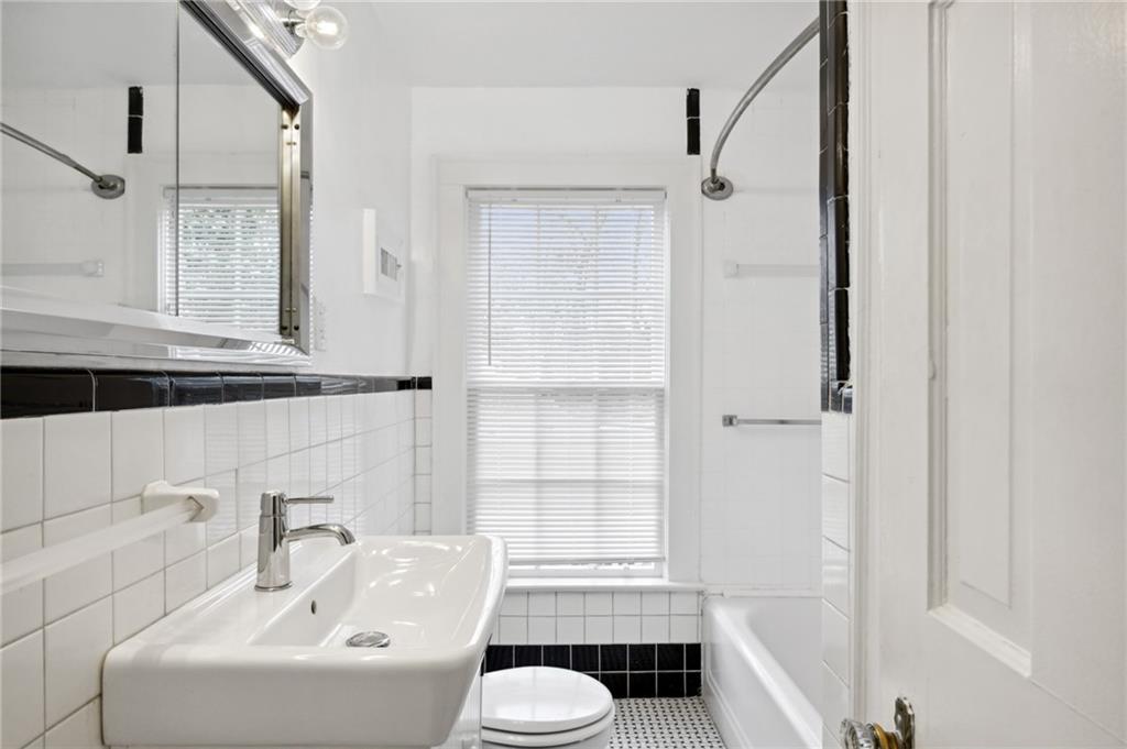 2878 N Hills Drive NE