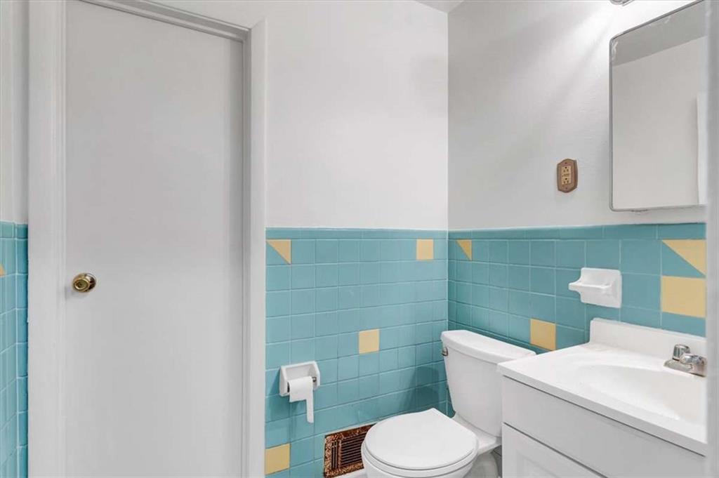 3272 Kingston Road NW