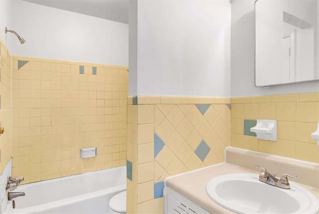 3272 Kingston Road NW