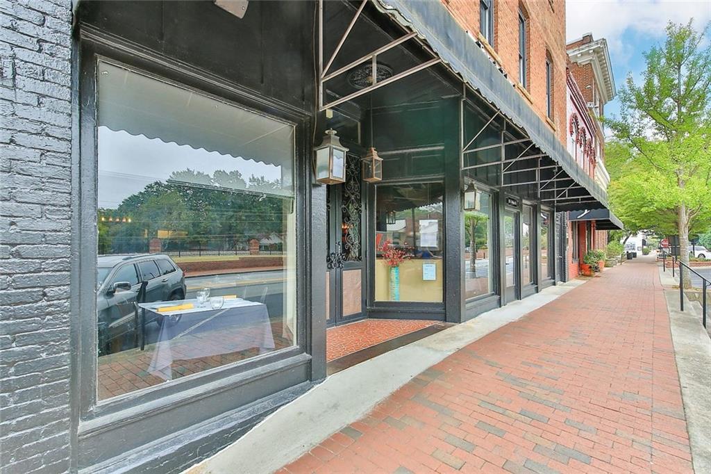 15 E Main Street NE
