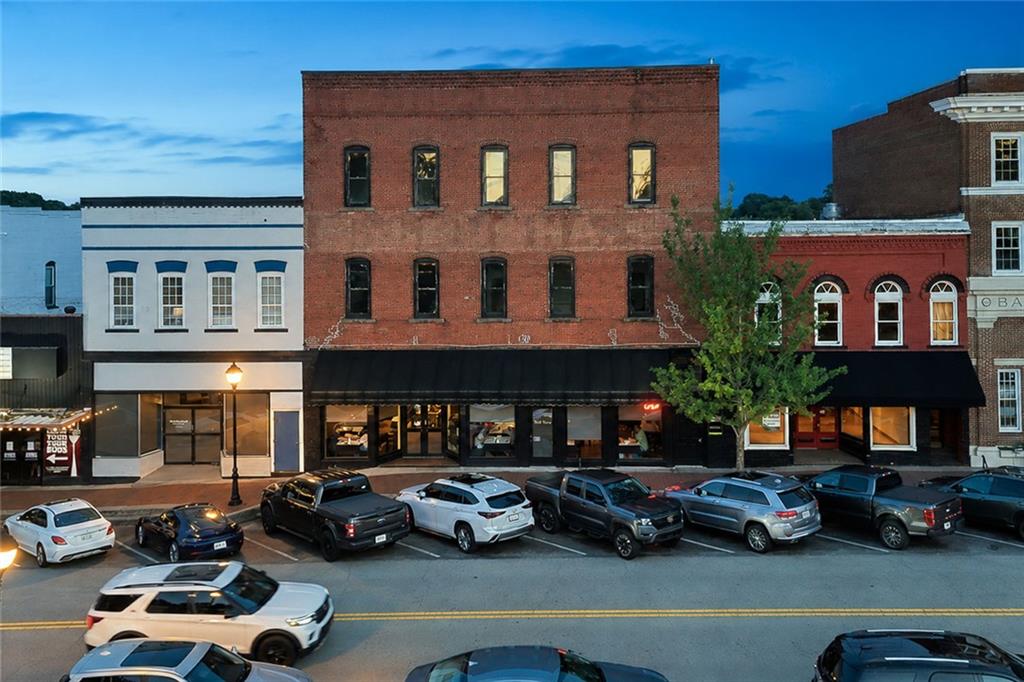 15 E Main Street NE