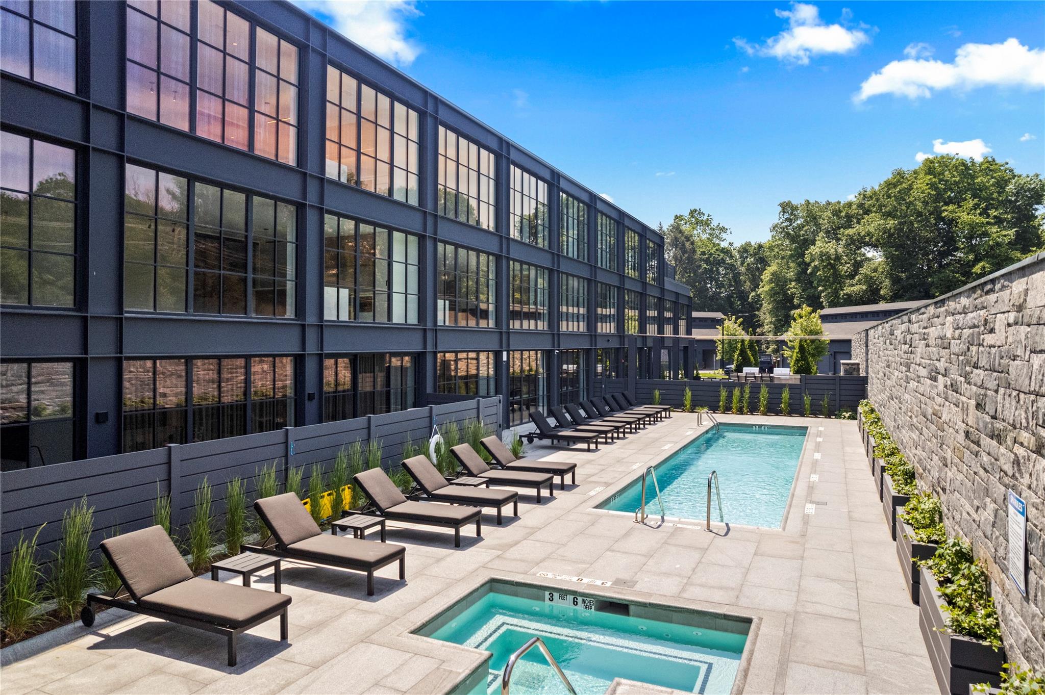 41 Richmondville Avenue Unit: 102
