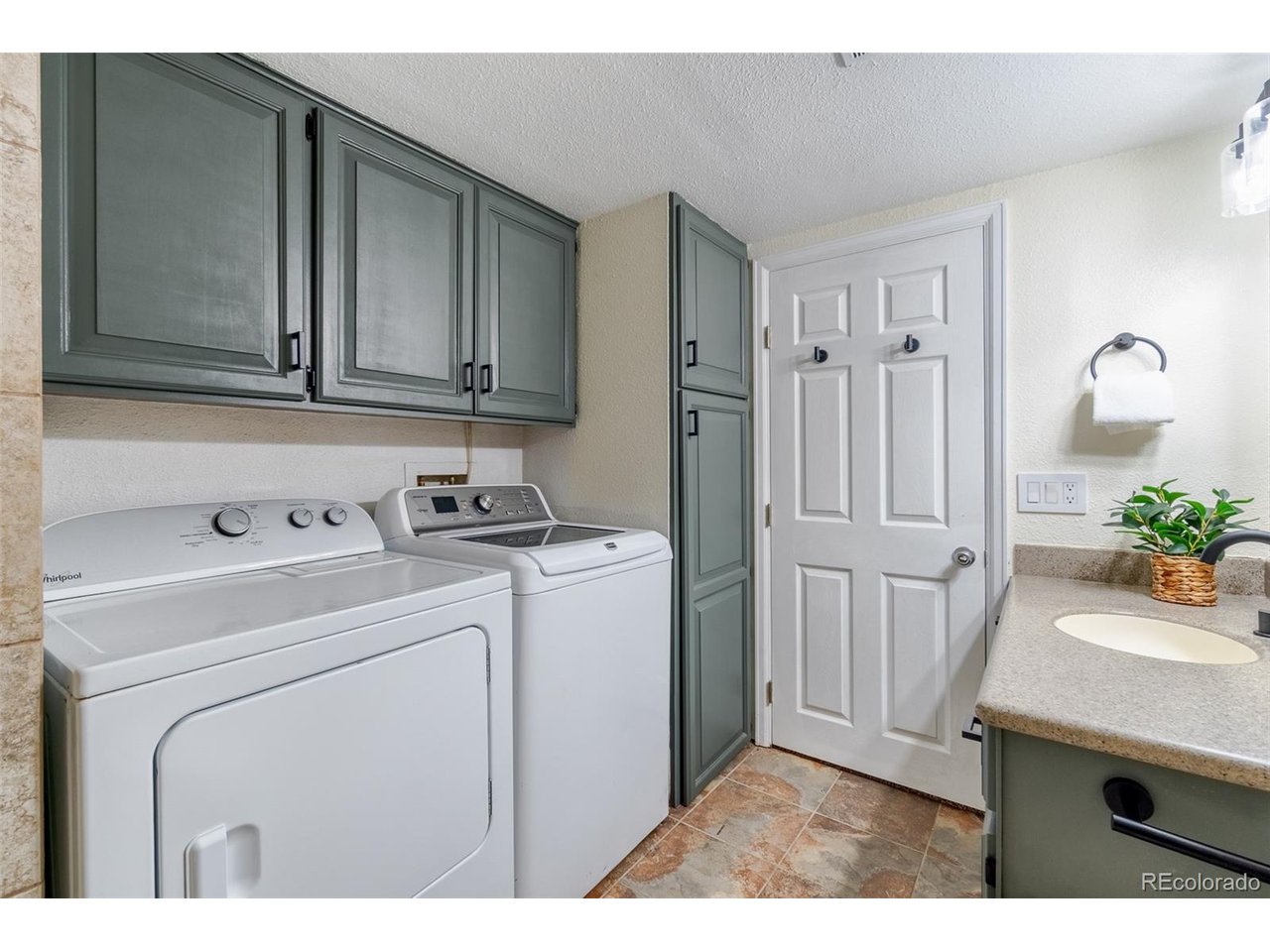 4102 S Dunkirk Way