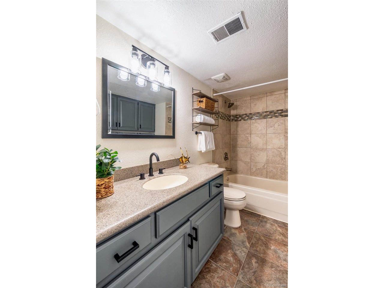 4102 S Dunkirk Way