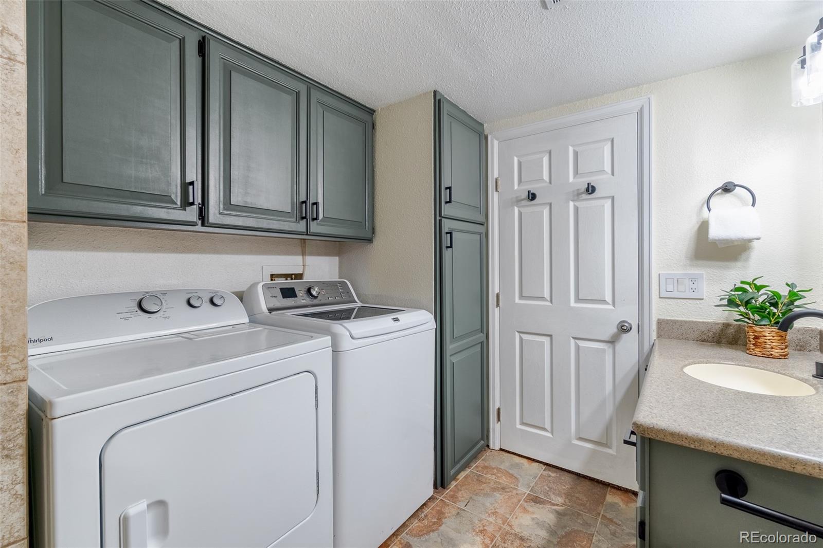 4102 S Dunkirk Way