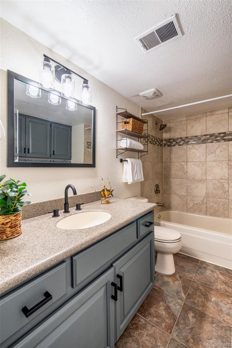 4102 S Dunkirk Way