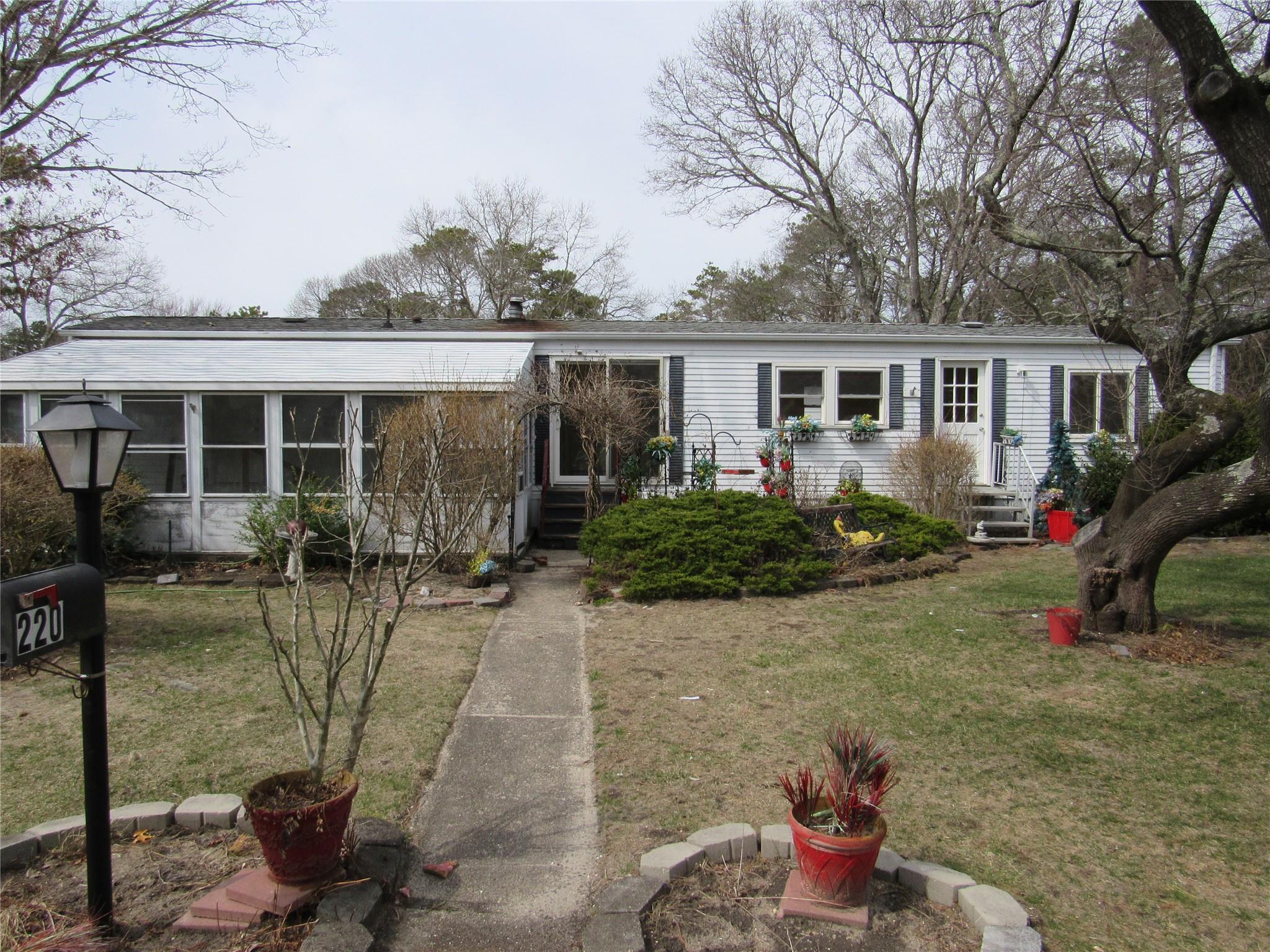 525-220 Riverleigh Avenue