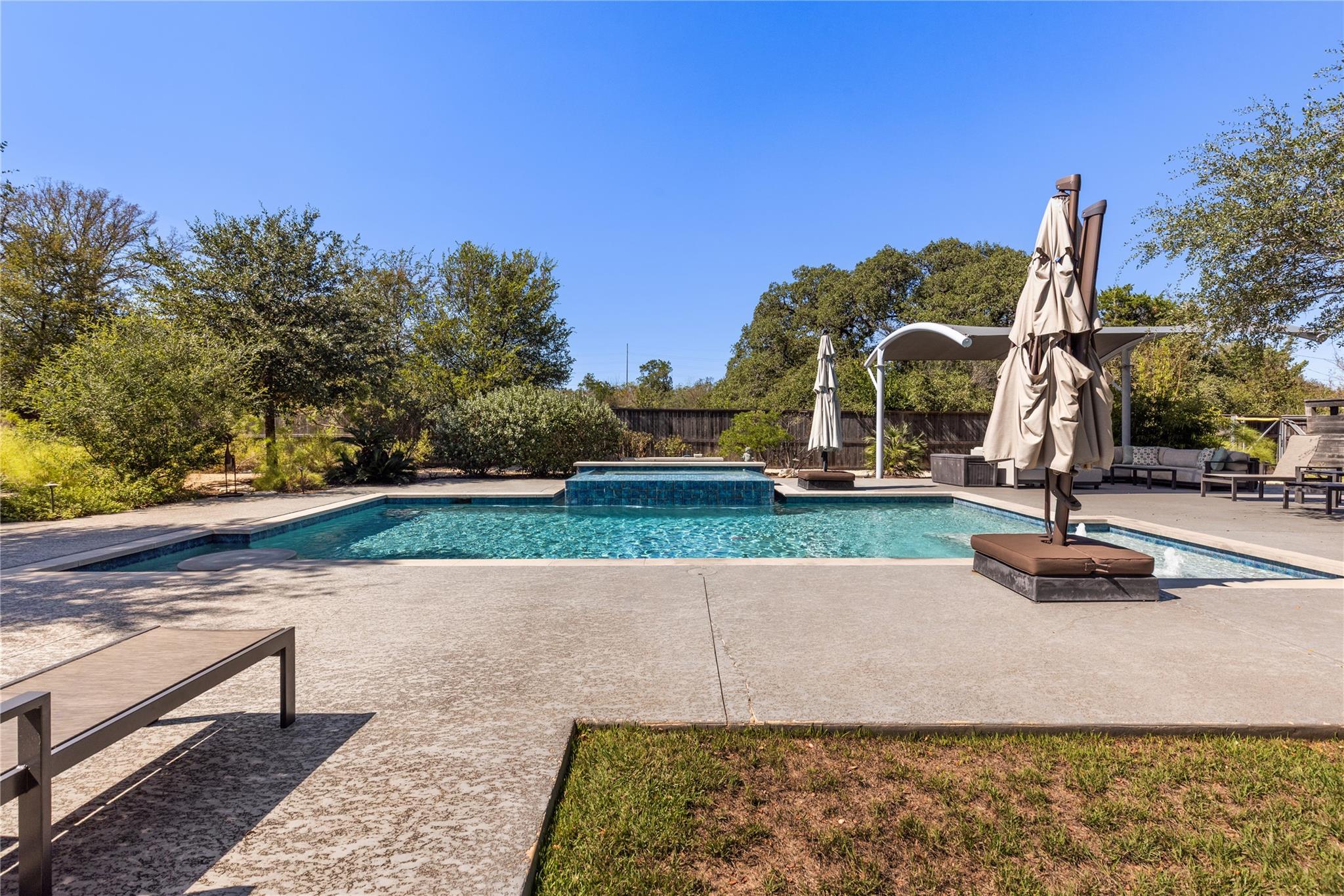 5615 McCarty LN