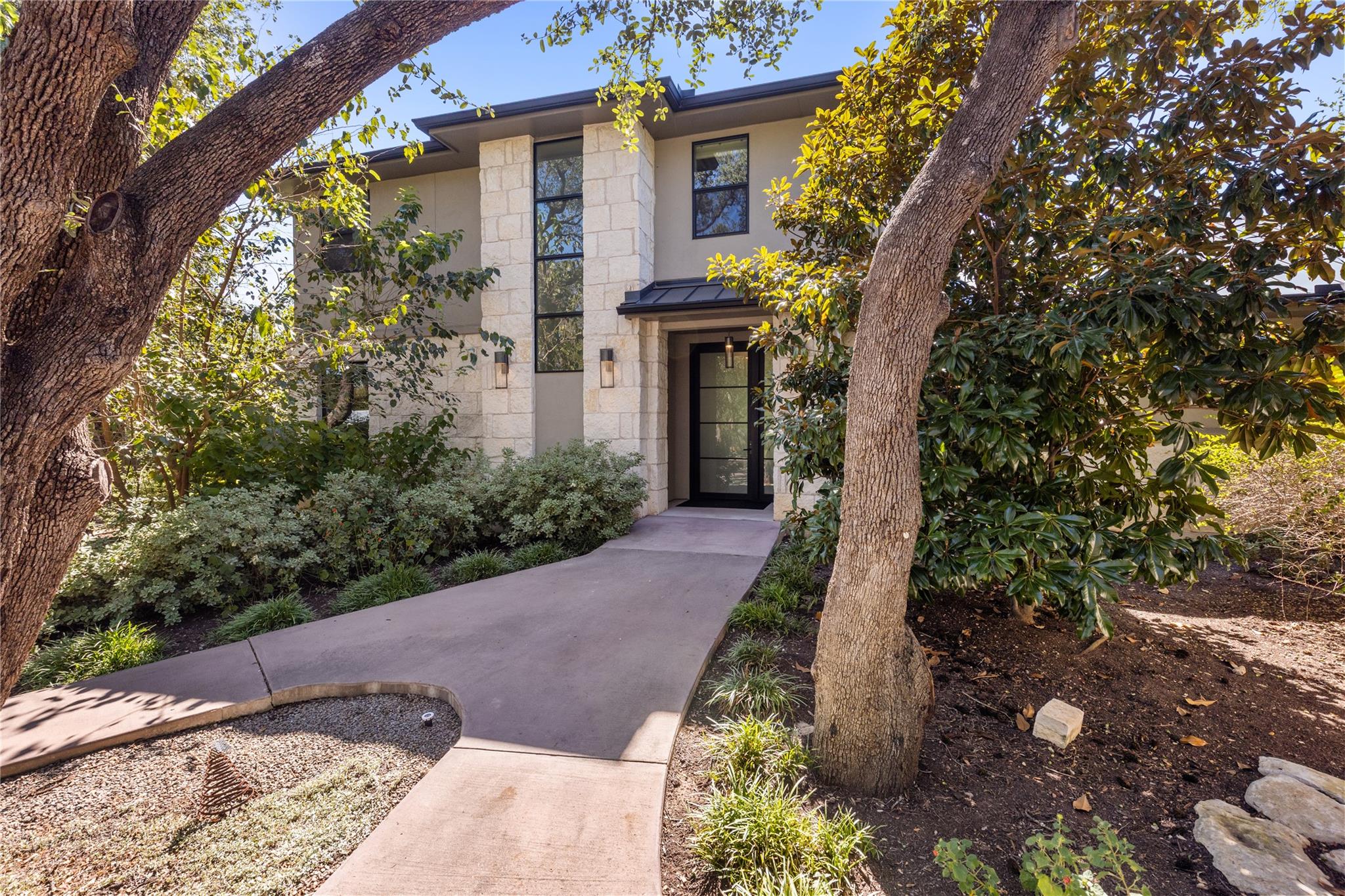 5615 McCarty LN