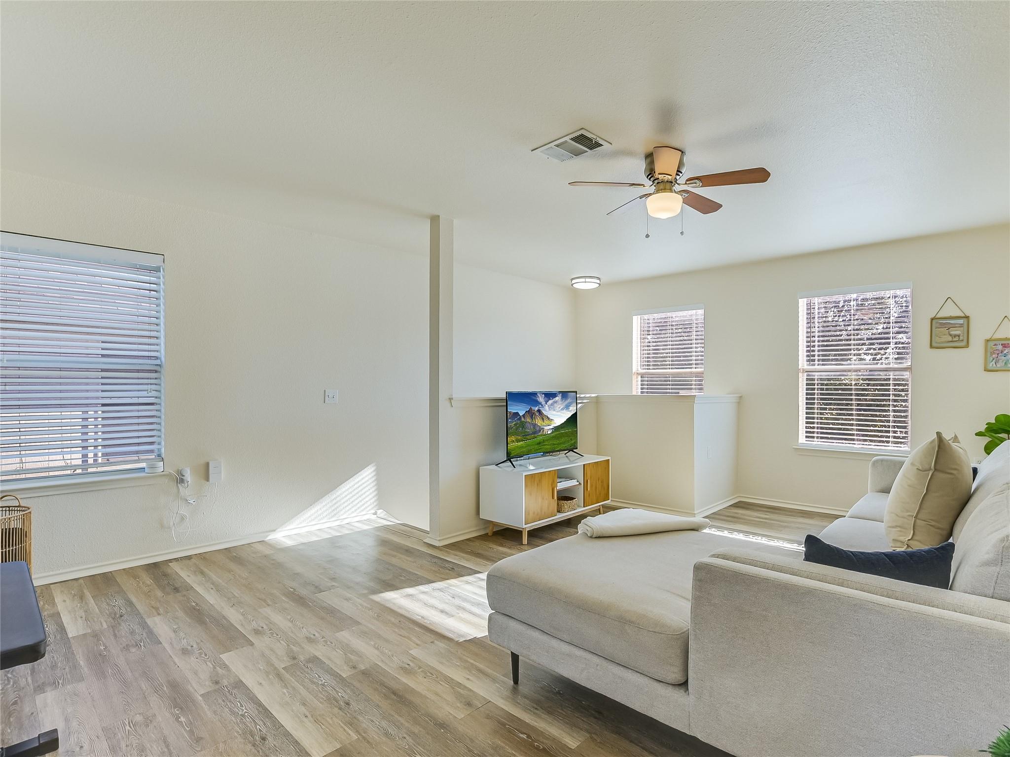5516 Rayburn LN