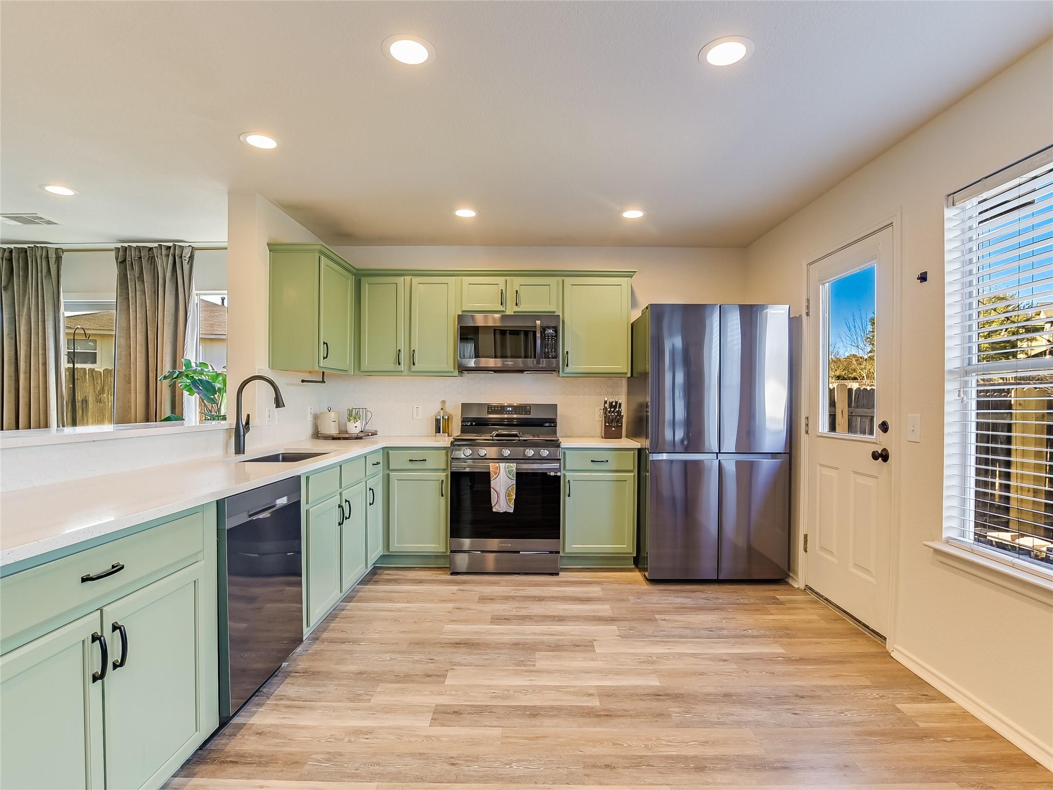 5516 Rayburn LN
