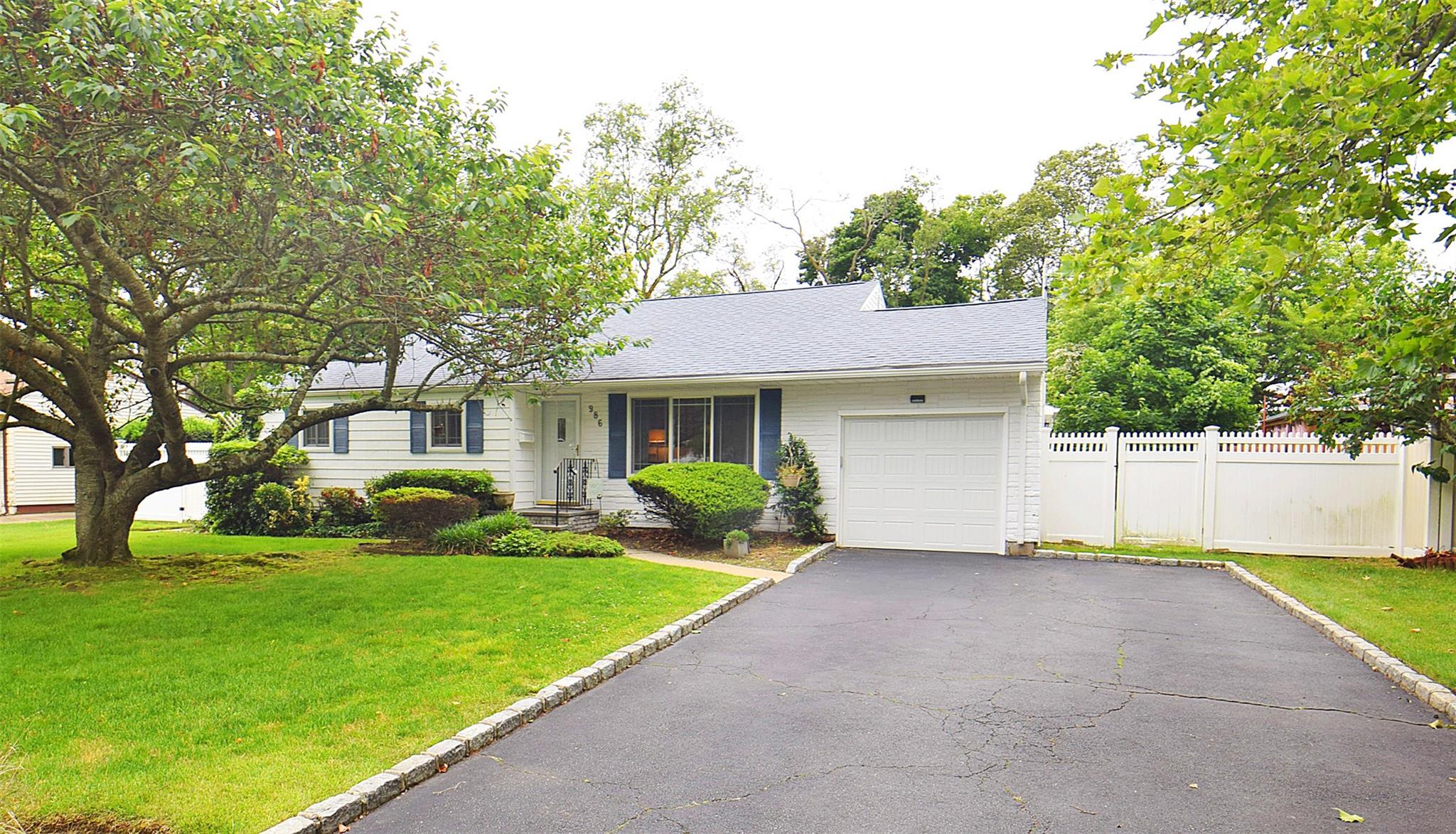 986 Gardiner Drive