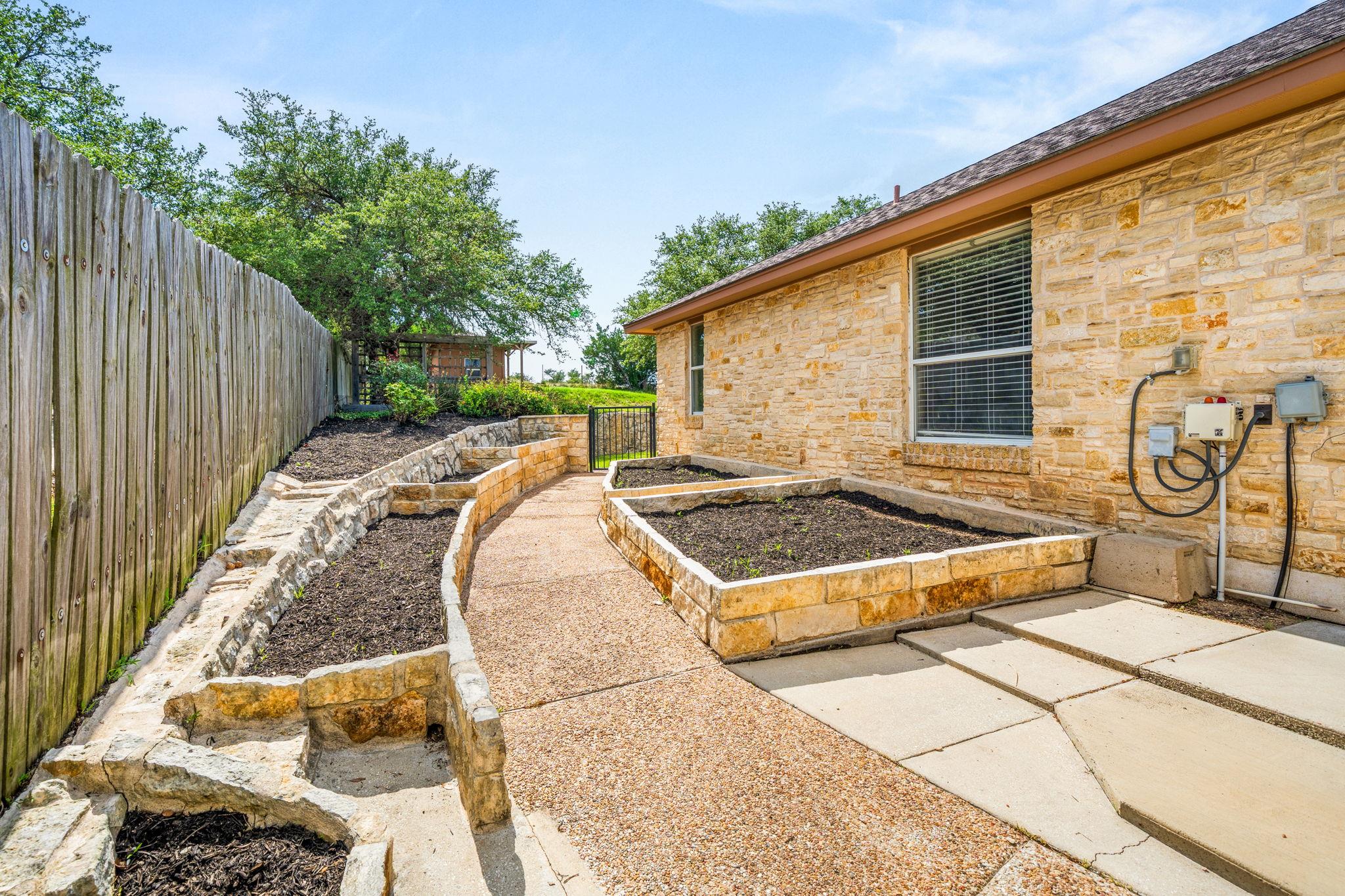 509 Meadow Oaks DR